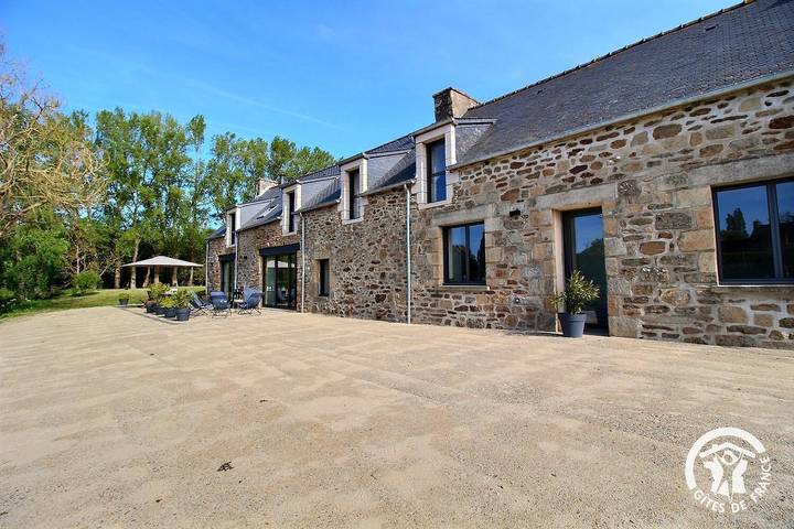 Gîte pour 10 personnes, avec terrasse et jardin à Saint-Lormel