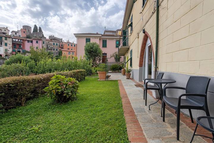 Appartamento intero, Appartamento 'Montemare' con Giardino Privato, Wi-Fi e Aria Condizionata in Ameglia, Comune di Ameglia
