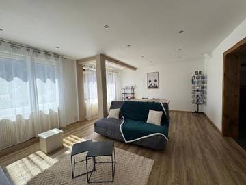 Gîte pour 5 personnes, avec vue ainsi que piscine et jardin à Mouthier-Haute-Pierre