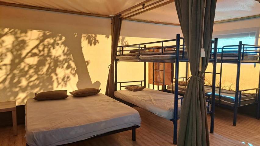 Camping pour 6 personnes, avec vue et jardin ainsi que piscine et terrasse
