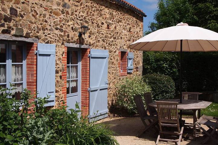 Gîte pour 6 personnes, avec Terrasse ainsi que Jardin et Piscine à Saint-Prouant