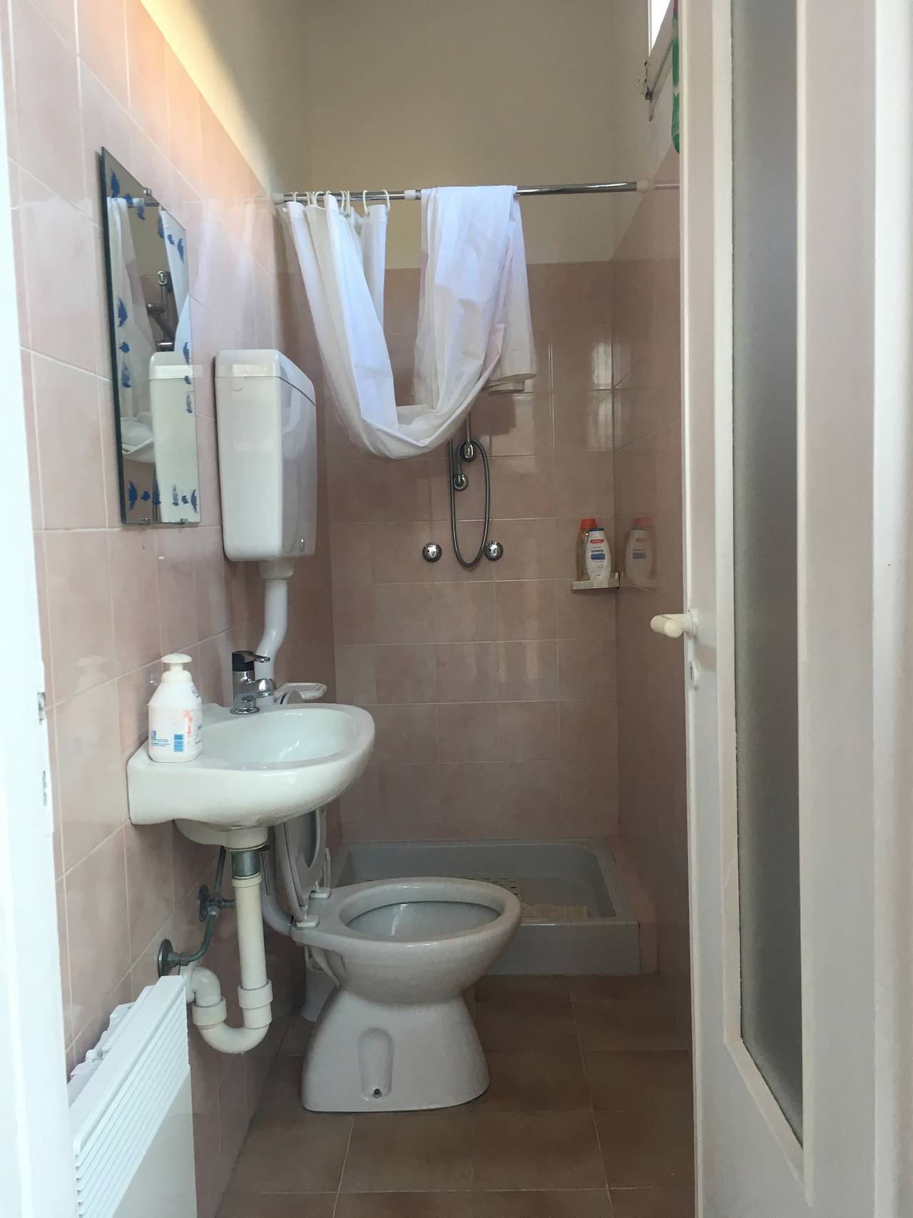 Apartamento vacacional entero, Studio - Sleeps 2 - Garden - Parking - Wifi in Ventimiglia (Ciudad), Ventimiglia