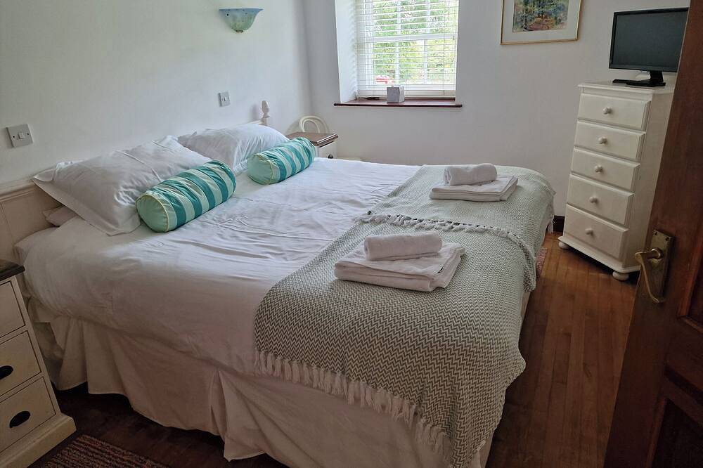 Rosemaddon, pet friendly, character holiday cottage in Crantock in Crantock, Cornwall