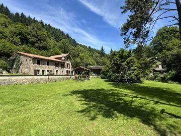 Gîte pour 8 personnes, avec jacuzzi ainsi que terrasse et jardin dans le Puy-de-Dôme