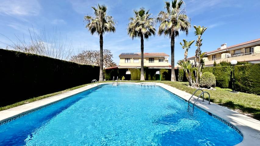 Casa vacanza per 8 persone, con balcone e giardino, adatto a famiglie con bambini in Daimus