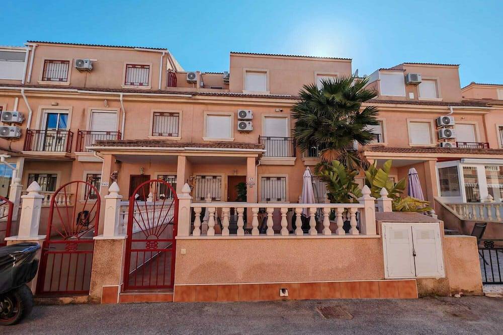White House near Playa Flamenca Beach and Zenia Boulevard for 8 people in Playa Flamenca, Orihuela