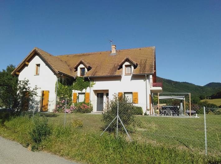 Gîte pour 12 personnes, avec jardin et balcon ainsi que sauna et jacuzzi à Lavars