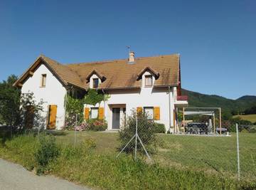 Gîte pour 12 personnes, avec sauna et jardin ainsi que balcon et jacuzzi dans l' Isère