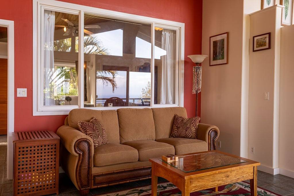 Charming home with balcony, washer/dryer & free Wifi – stunning ocean views in Kukuihaele, Hamakua
