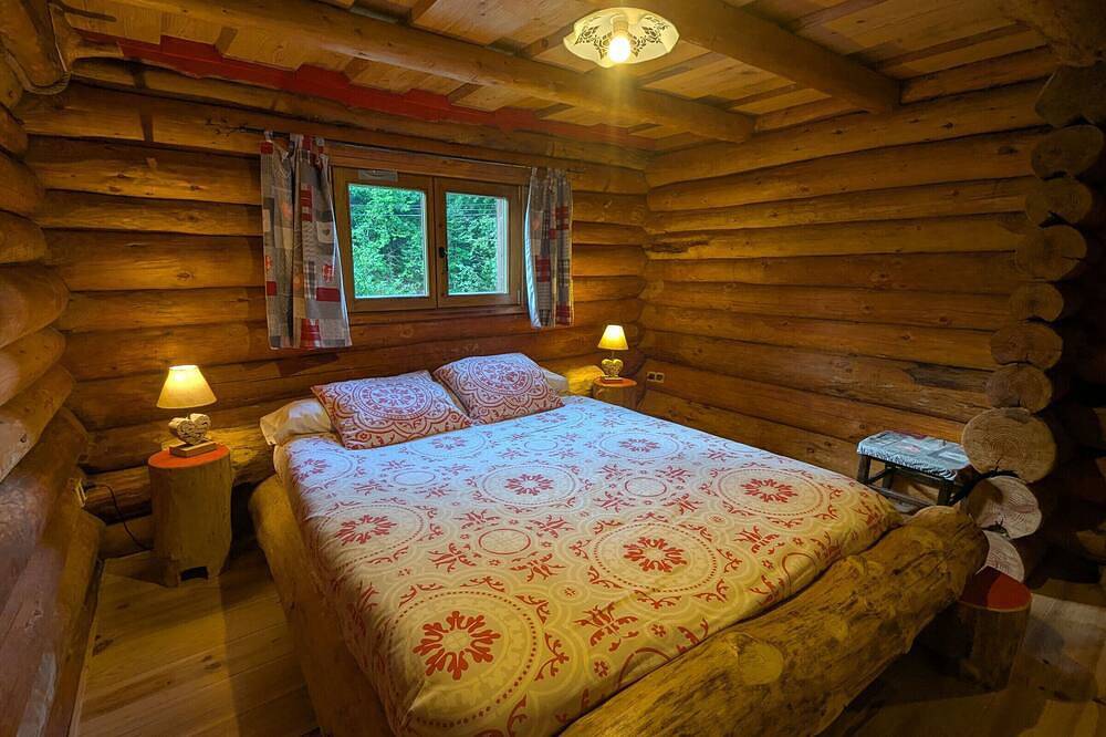 Unique log house with balcony and terrace in the Vosges in Le Tholy, Épinal en omgeving