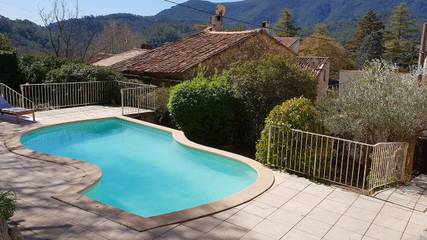 Gîte pour 5 personnes, avec jardin et piscine, animaux acceptés à Méounes-lès-Montrieux