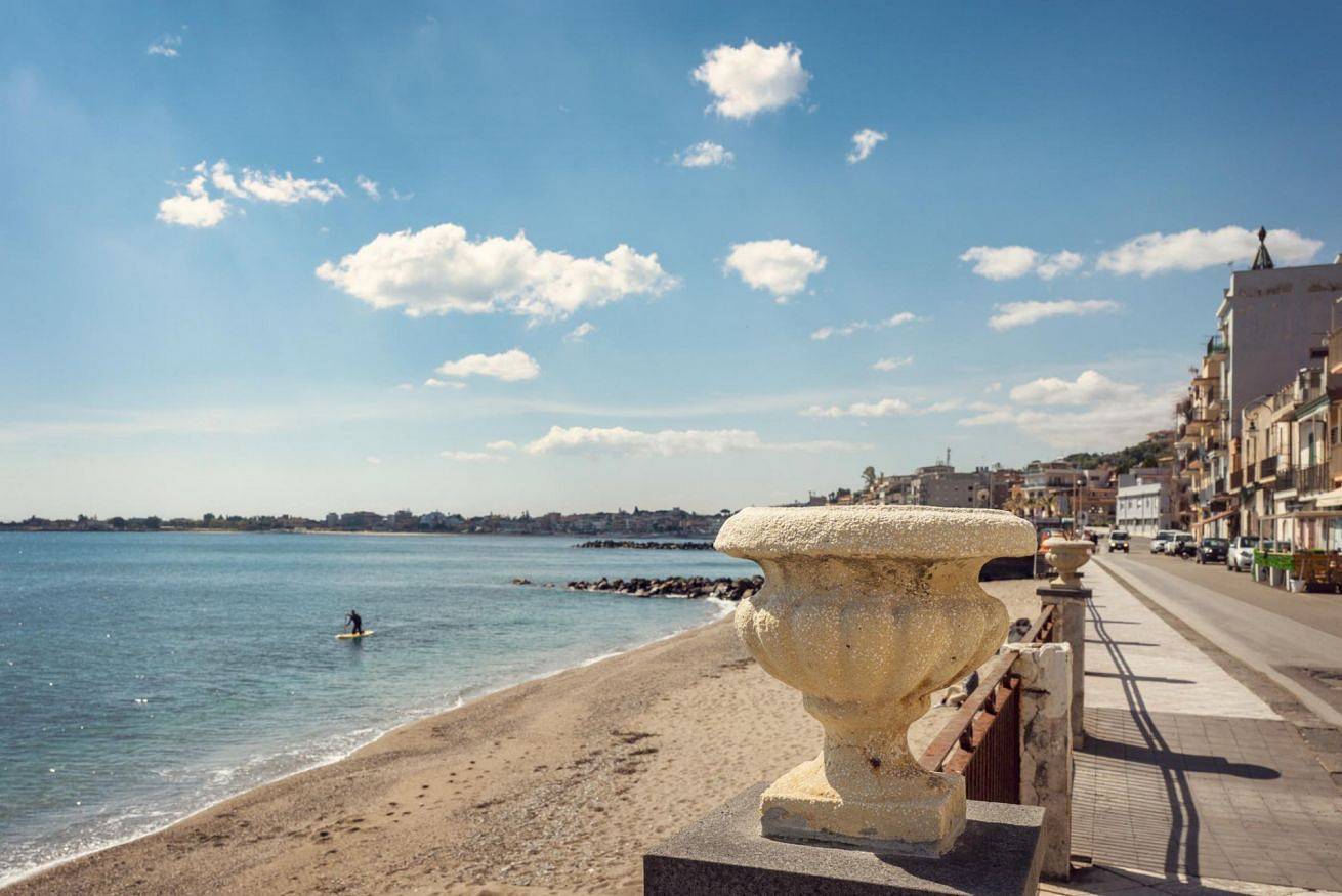 Entire apartment, Guesthost - Lemon Tree Apartments Casa Arancione in Giardini-Naxos, Messina Province