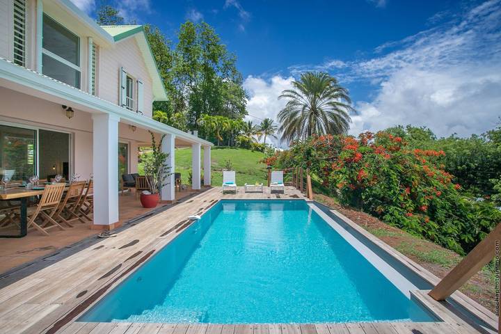 Location de vacances pour 14 personnes, avec piscine ainsi que terrasse et jardin à Le Robert - 2