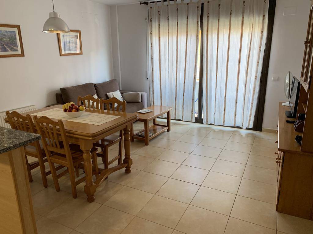 Entire apartment, Cozy Beach Apartment with Kitchen & WiFi, 800m to Platja Nova in Roses Centre, Roses