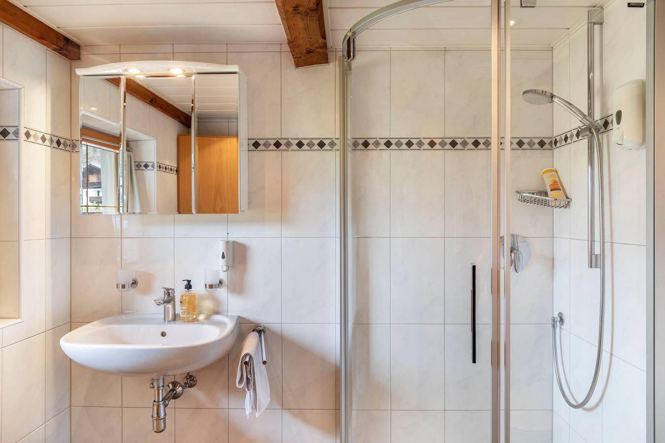 Zimmer '4' mit Bergblick, gemeinsamer Terrasse und Wlan in Hopfgarten im Brixental, Brixental