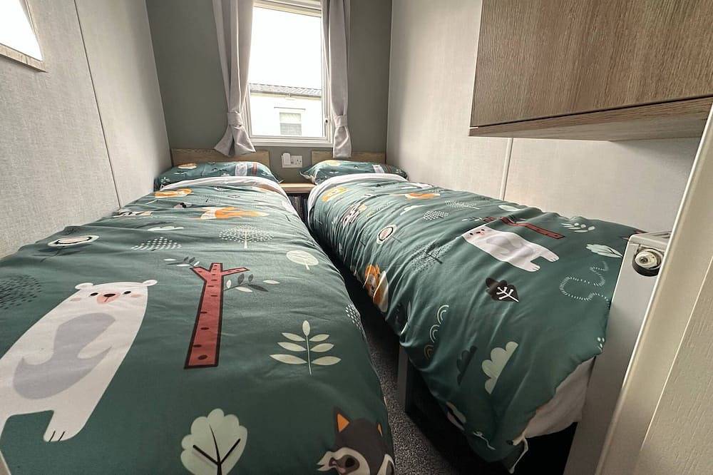 River Meadows Retreat. Contemporary, spacious caravan. 3 Bedroom, sleeps 8 in Northampton, Northamptonshire