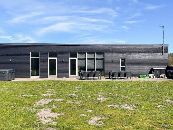 Feriehus for 14 personer, med terrasse, barnevennlig i Djursland