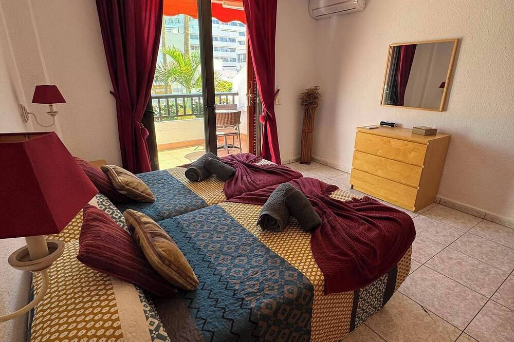 Entire apartment, Spacious 2 Bedroom Duplex on Parquesantiago 2 in Playa de las Américas, Arona