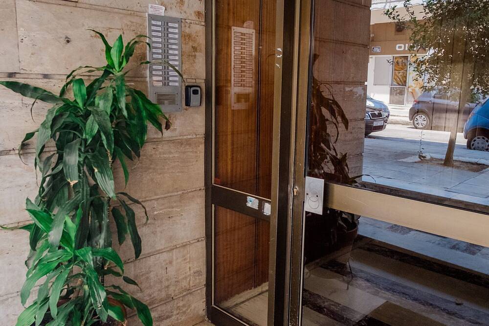 Ganze Wohnung, Charming & Authentic Gem - Walk to Port & Shops! Spacious with two balconies. in Patras, Golf von Patras