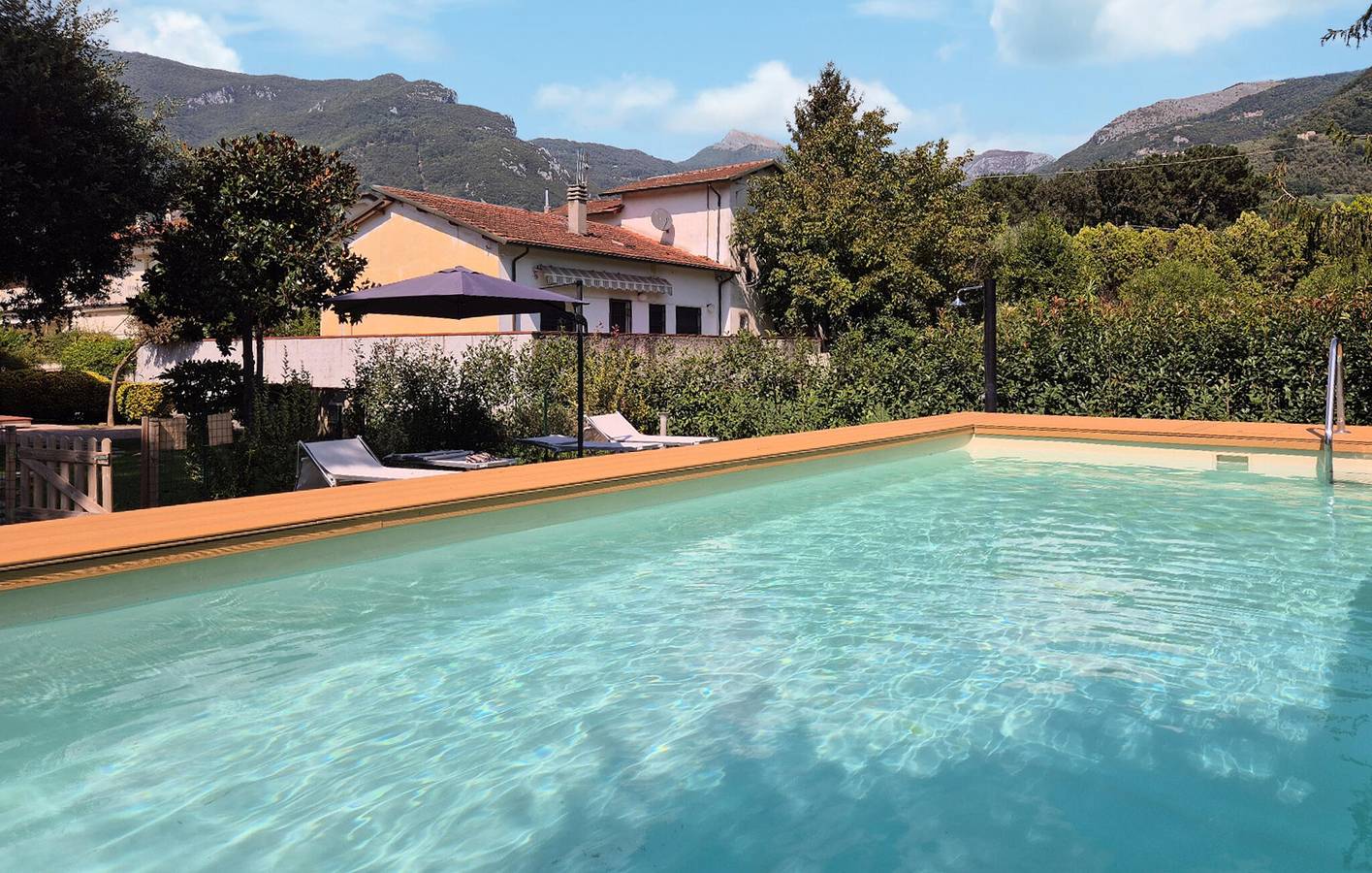 Appartement spacieux avec piscine, jardin et Internet gratuit in Camaiore, Riviera Italienne