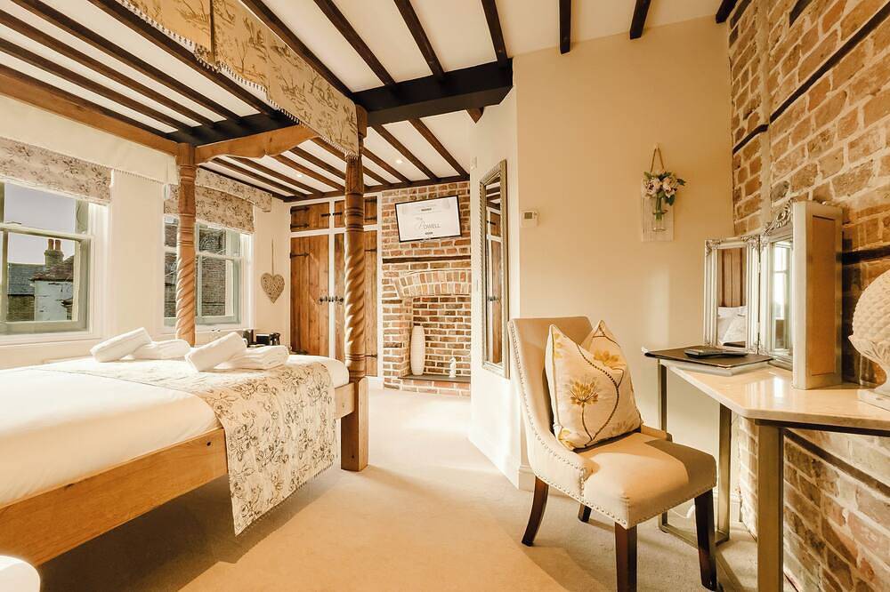 Experience boutique comfort above The Powell pub in Birchington. Stylish en-suite rooms, luxury touches, and a vibrant pub below—perfect for business, couples, or families. Book your coastal escape today! in Birchington, Kent