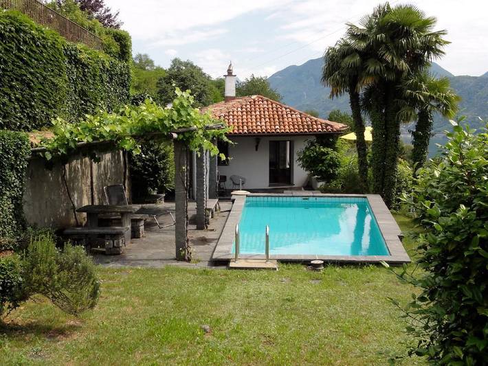 Ferienhaus für 8 Personen, mit Pool und Balkon sowie Garten in der Schweiz