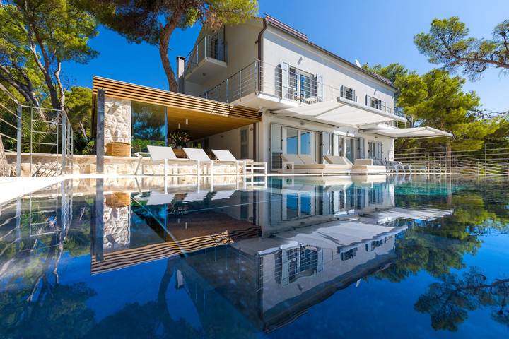Villa for 24 people, with garden and ocean view as well as pool on Hvar