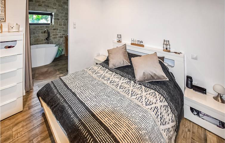 Location de vacances pour 12 personnes, avec terrasse ainsi que piscine et jardin à Orange - 3