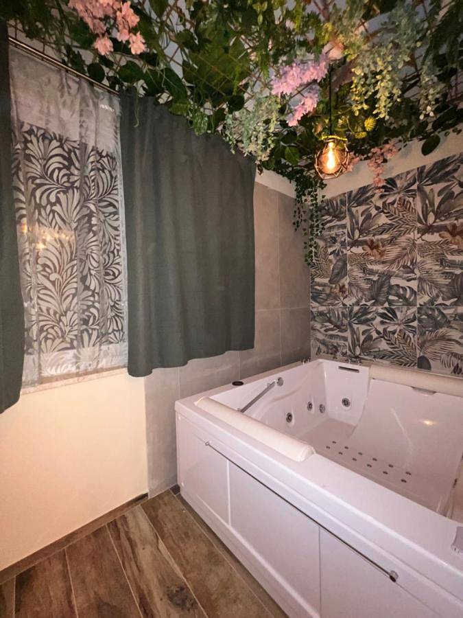 Large Double Room in Castellonorato, Formia