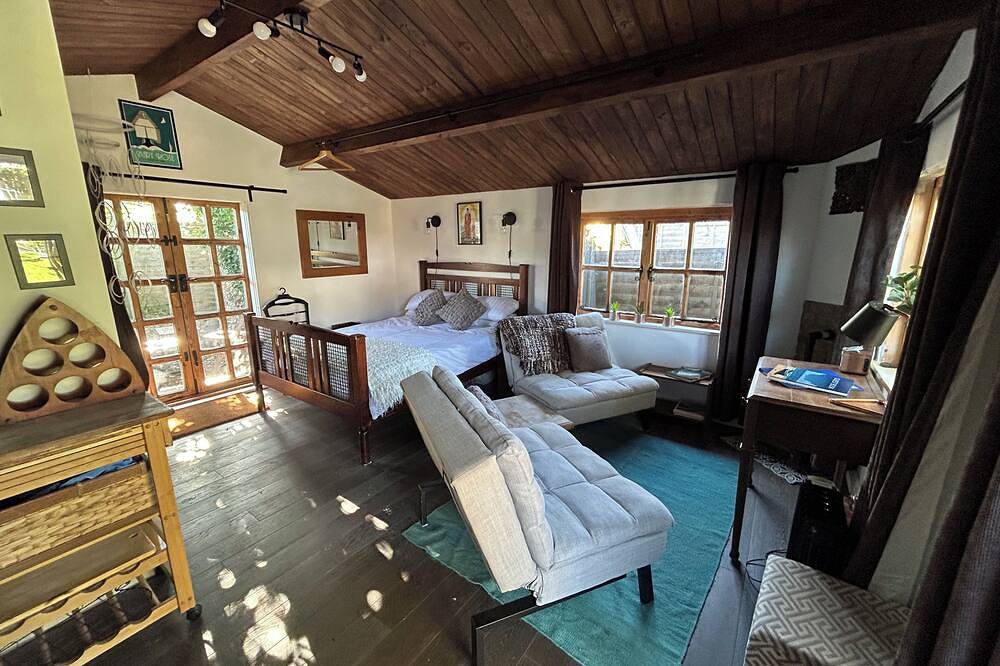 Centrally located cosy cabin in the heart of Chichester close to all attractions in Chichester, West Sussex