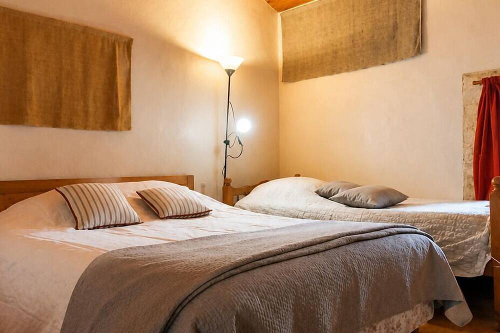 8-person house with pool on foot from the Pont du Gard in Vers-Pont-du-Gard, Nimes region