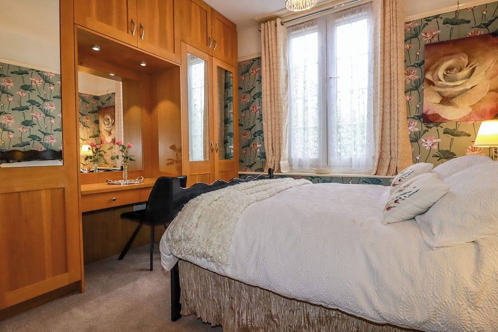 Cathedral View Cottage, character holiday cottage in Truro in Truro, Cornwall