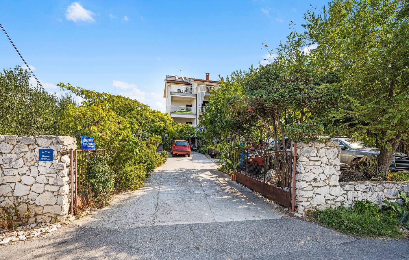 Ganze Ferienwohnung, Apartment mit Meerblick, Wifi, AC, Parkplatz und Terrasse - 2km zum Strand in Sibenik, Šibenik-Knin