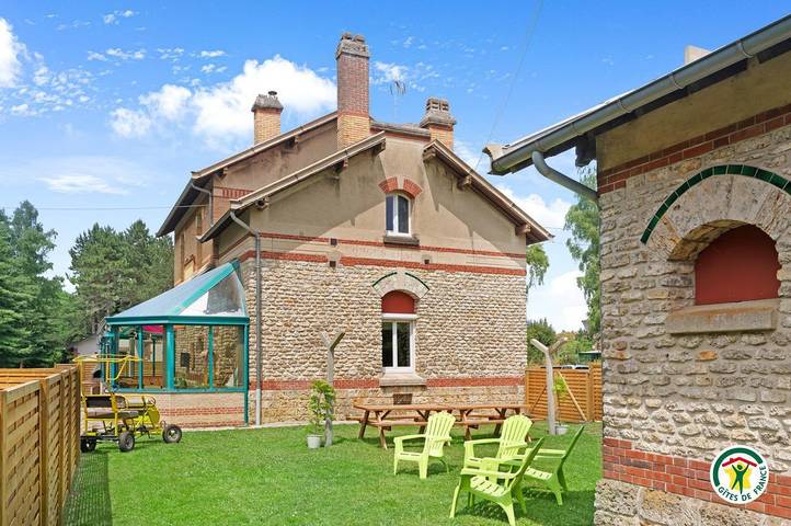 Gîte pour 14 personnes, avec Terrasse ainsi que Jardin et Vue