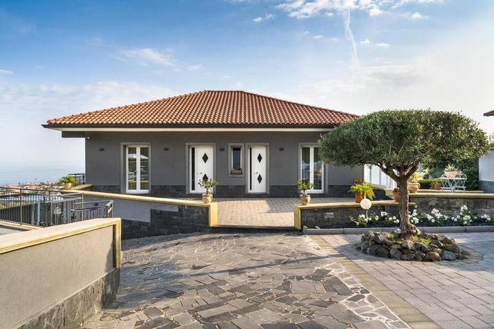Maison d’hôte pour 3 personnes, avec Terrasse ainsi que Jardin et Piscine à Aci Castello