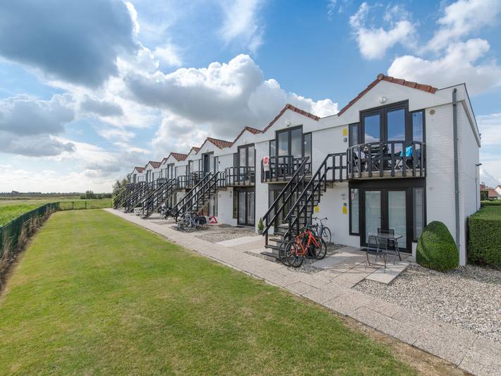 Geheel appartement, Marlene with parking and shared pool in De Haan, Belgische Kust