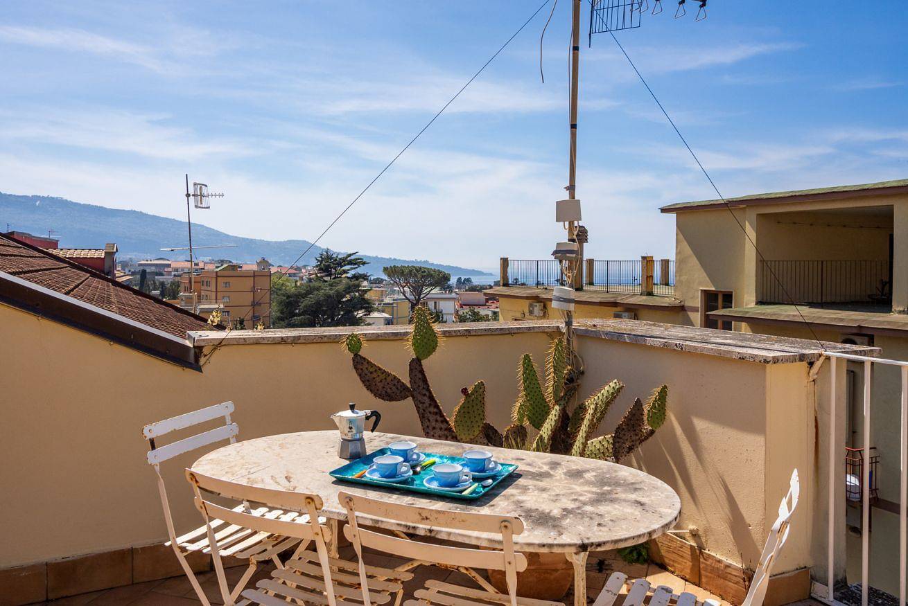 Entire apartment, La Mela - with panoramic terrace in Meta, Sorrentine Peninsula