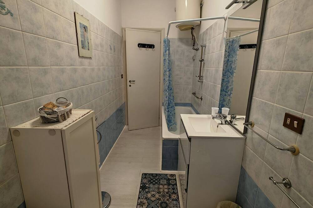 Apartamento entero, In the center of Ciampino, 10 minutes from the train station and airport in Ciampino, Castelli Romani