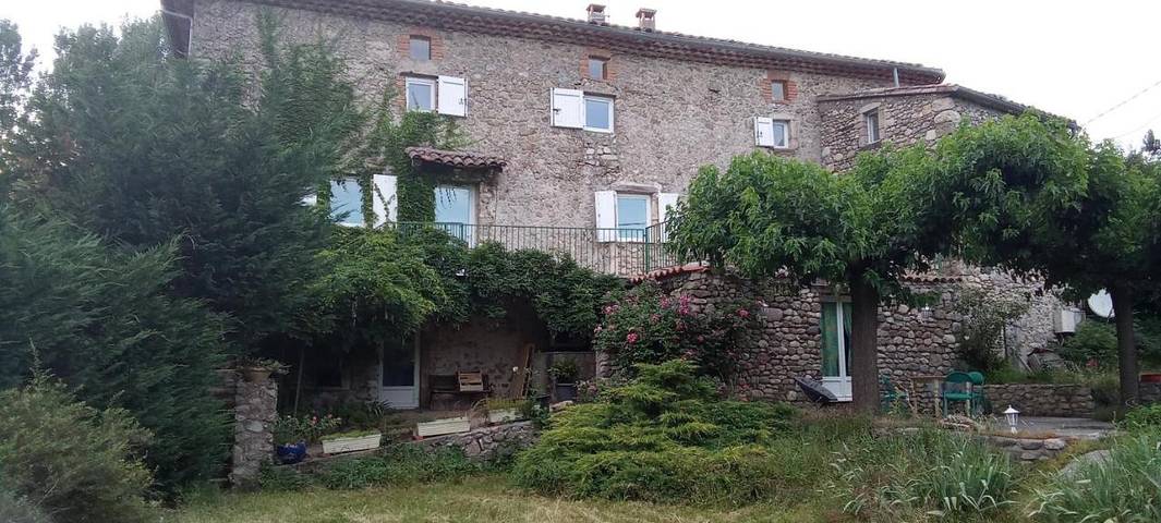 Gîte pour 3 personnes, avec vue ainsi que piscine et jardin à Lasalle