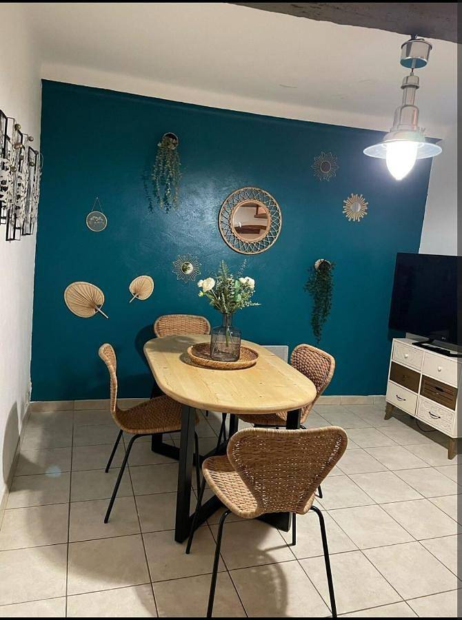 Appartement entier, Two-Bedroom Apartment in Cuers, Côte méditerranéenne (France)