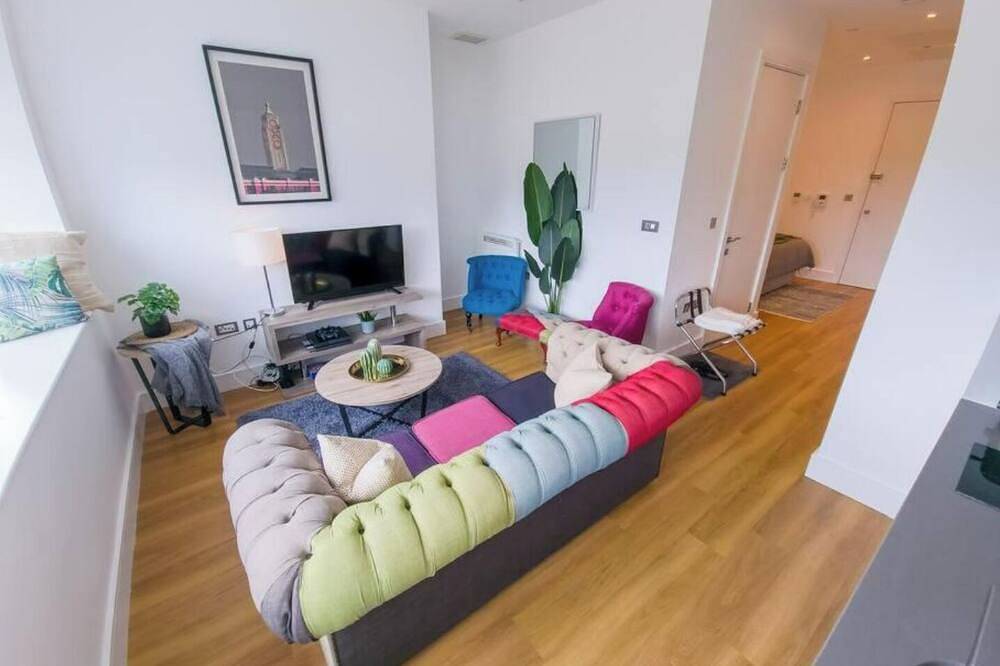 Entire apartment, Page 256 By Ja'Mo With King Bed And Free Parking in Slough, Berkshire