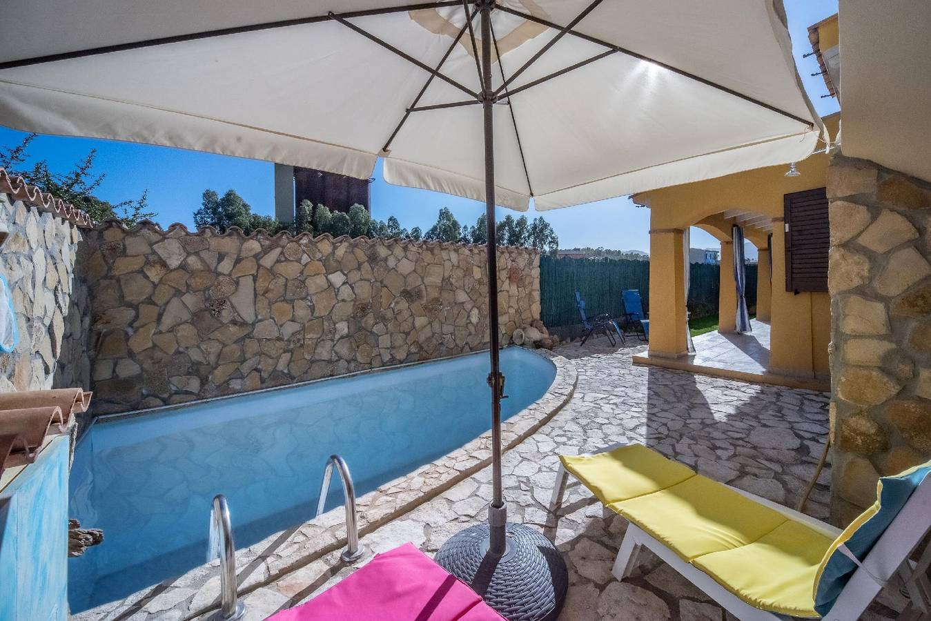 Bella villa bifamiliare moderna con piscina privata a pochi minuti d'auto da bellissime spiagge in Olia Speciosa, Cagliari e Dintorni