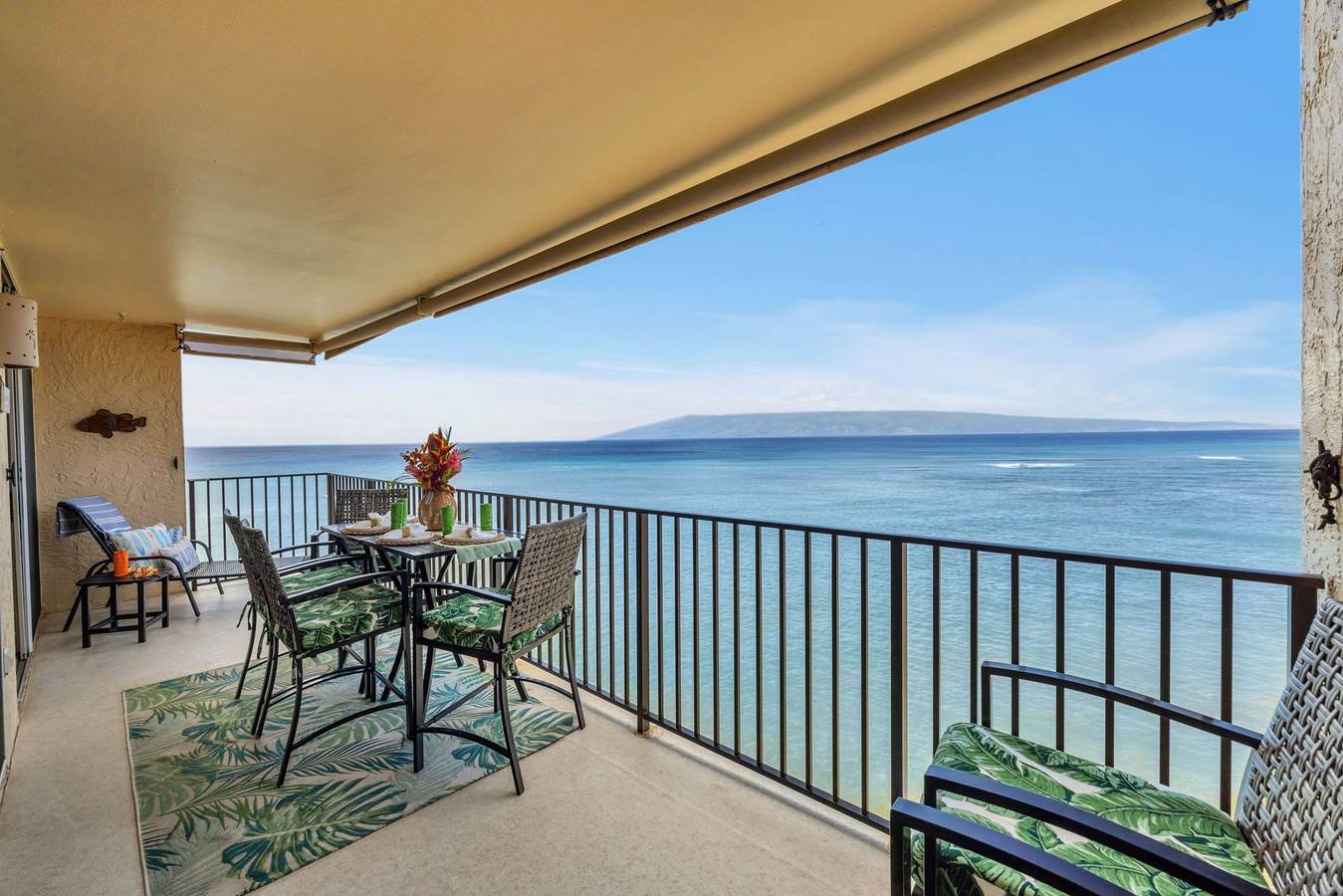 Geheel appartement, Oceanfront Corner Unit - Whales  Turtles   Sunsets w  2 Lanais in Kahana, Napili-Honokowai