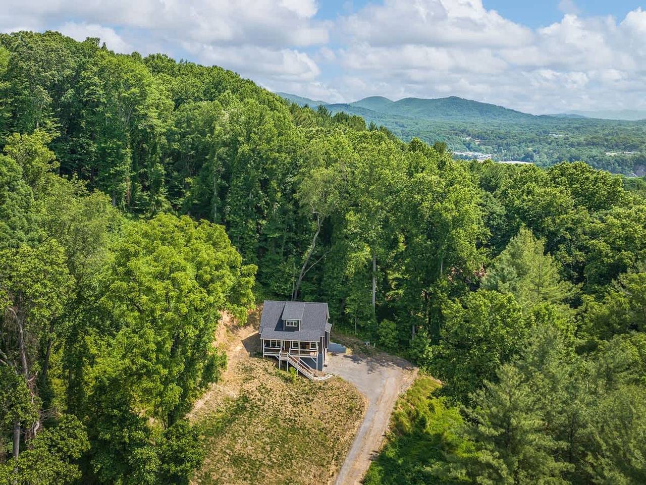 Spacious 3Br Retreat w Game Room Near Pisgah in Blue Ridge Parkway, Buncombe County