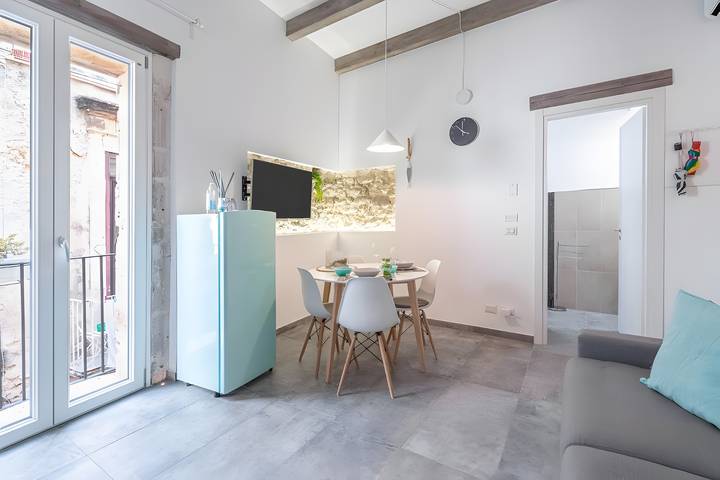 Appartamento intero, Appartamento 'White' con balcone, Wi-Fi e aria condizionata in Ortigia, Siracusa