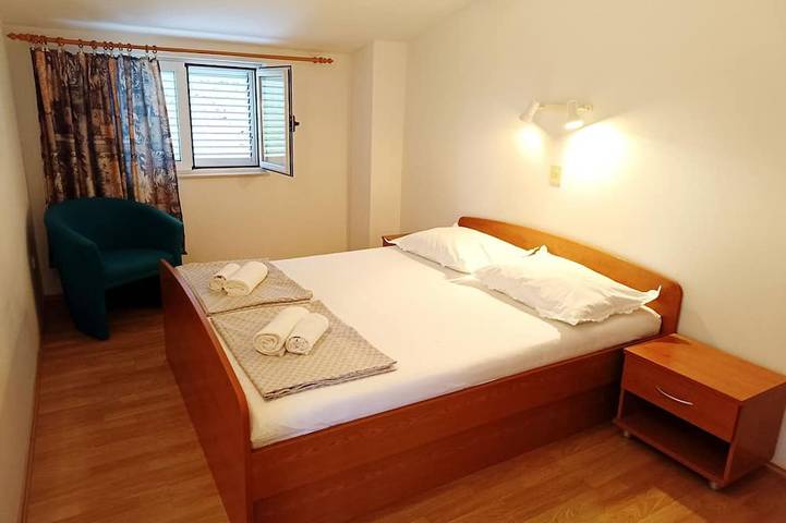 Ganze Wohnung, 2-Zimmer-Ferienwohnung mit Terrasse und Meerblick Podgora, Makarska in Podgora, Makarska Riviera