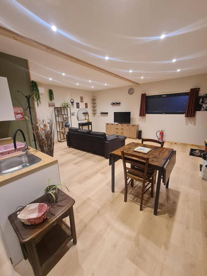 Gîte pour 2 personnes, avec terrasse à Eygurande-et-Gardedeuil - 2
