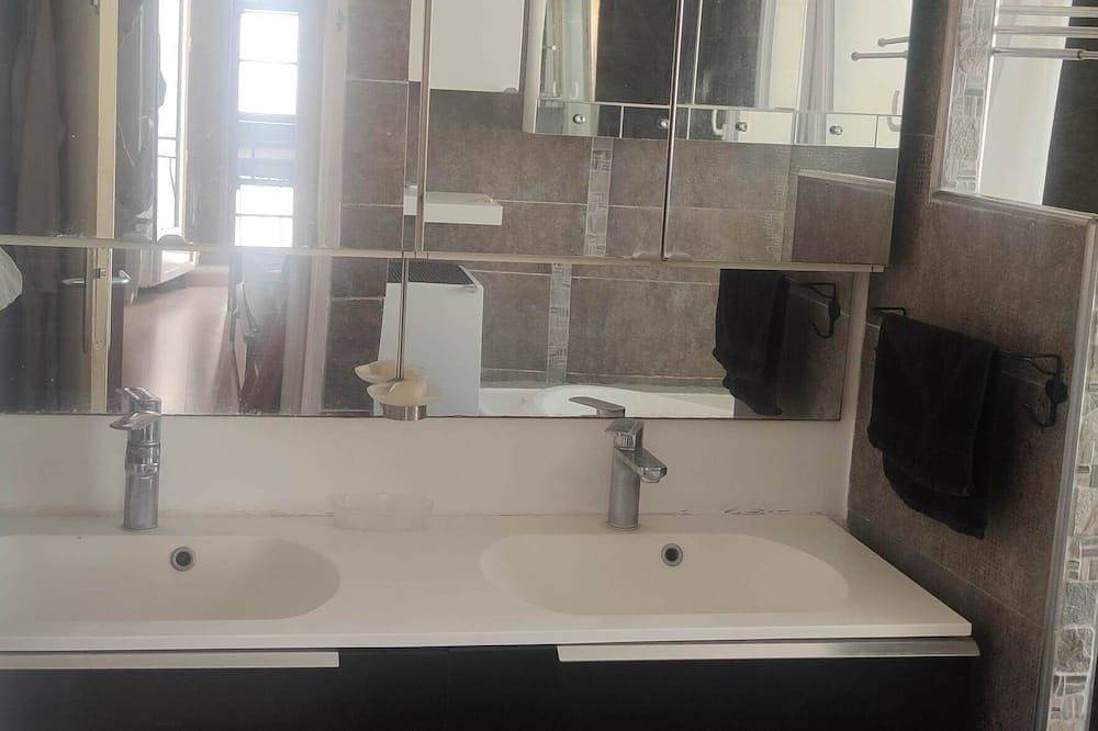 Entire apartment, 25-person apartment 10 minutes from Avignon, Bagnols sur Cèze, Marcoule, in Roquemaure, Nimes region