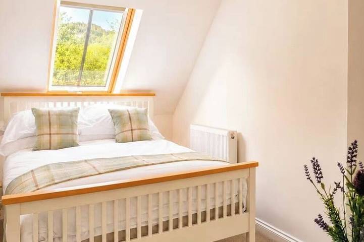 Glenmore Lodge | Luxury Braemar Highland Retreat | Walk to Village | Sleeps 6 in Braemar, Cairngorms National Park