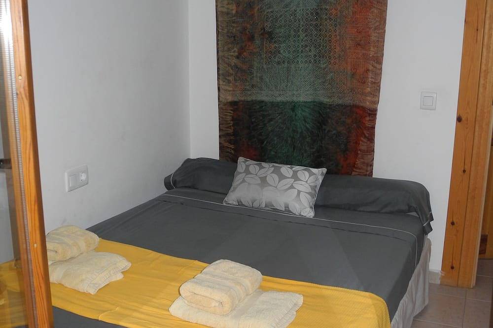 Apartamento entero, El maíz se elevó con aire y luz con vistas a las copas de los árboles del pueblo. in Torroja, Priorat